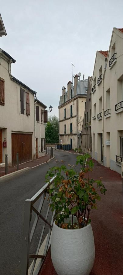 Studio Meuble A Bougival Exterior foto